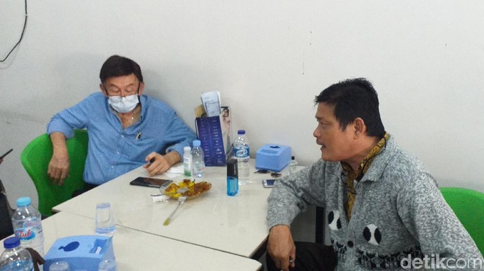Seorang pria di Surabaya melaporkan mantan pengacaranya. Sebab ia kalah dalam sebuah perkara padahal sudah mengeluarkan uang hingga Rp 10 miliar.