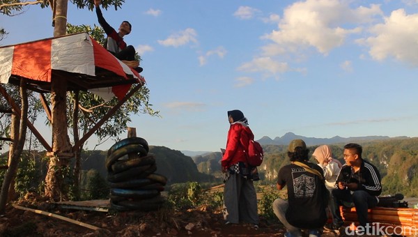 Sejak dibuka pada tahun 2018, puncak Baro-baro menjadi salah satu spot wisata alternatif bagi traveler. Pada saat hari libur, total pengunjungnya pun bisa mencapai ratusan orang, bahkan banyak di antara mereka yang bermalam dengan memasang tenda. Sejak dibuka pada tahun 2018, puncak Baro-baro menjadi salah satu spot wisata alternatif bagi traveler. Pada saat hari libur, total pengunjungnya pun bisa mencapai ratusan orang, bahkan banyak di antara mereka yang bermalam dengan memasang tenda.