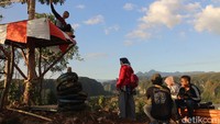 Sejak dibuka pada tahun 2018, puncak Baro-baro menjadi salah satu spot wisata alternatif bagi traveler. Pada saat hari libur, total pengunjungnya pun bisa mencapai ratusan orang, bahkan banyak di antara mereka yang bermalam dengan memasang tenda.