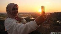 Pemandangan matahari terbenam atau sunset di puncak Baro-baro ini super ciamik.