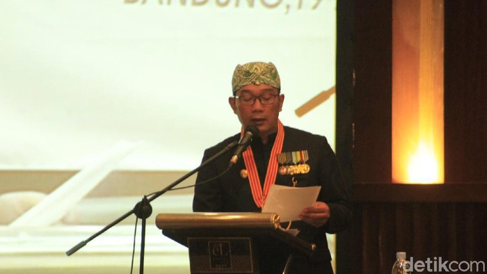 Rapat paripurna HUT Jabar ke-75 berlangsung di luar gedung DPRD