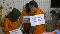 Total, ada 17 tersangka yang ditangkap polisi, dari dokter hingga pasien. Terdiri dari kelompok medis, ada 3 orang dokter, 1 orang bidan, 2 orang perawat, 4 pengelola klinik, 4 orang turut membantu melakukan, serta 3 orang pasien.
