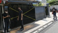 4 pengelola klinik tersebut bertugas sebagai negosiator dengan pasien serta melakukan penerimaan dan pembagian uang. Sedangkan 4 orang yang turut serta diamankan bertugas mengantar-jemput pasien, membersihkan janin, hingga calo.