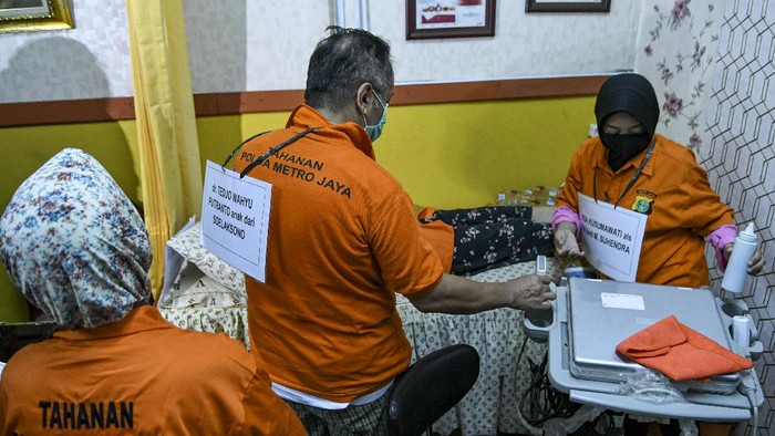 Sejumlah tersangka melakukan adegan rekonstruksi dari praktik aborsi ilegal di klinik kawasan Raden Saleh, Jakarta, Rabu (19/8/2020). Polda Metro Jaya menggelar rekonstruksi sebanyak 41 adegan dari 17 tersangka praktik aborsi ilegal yang merupakan pengembangan kasus pembunuhan pengusaha roti asal Taiwan Hsu Ming-Hu oleh sekretarisnya berinisial SS di Cikarang, Kabupaten Bekasi, Jawa Barat. ANTARA FOTO/M Risyal Hidayat/aww.