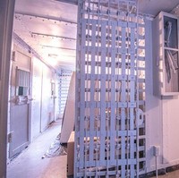 Jika kamu pergi ke ruang bawah tanah, maka kamu akan menemukan beberapa sel penjara. Akses masuk dari 9 sel penjara yang ada di ruang bawah tanah ini ialah melalui pintu yang terletak di dekat bagian dapur rumah. Foto: dok. House of Brokers