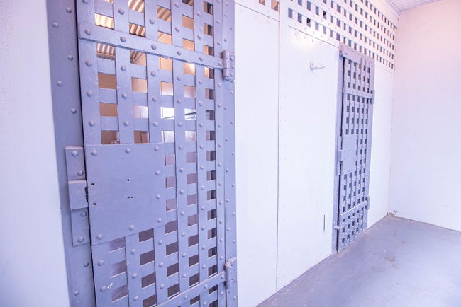 Jika dilihat, setiap sel penjara yang ada di dalam rumah ini terlihat sangat bersih dan cukup nyaman. Bahkan beberapa diantaranya ada yang memiliki kamar mandinya sendiri. Foto: dok. House of Brokers