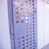 Jika dilihat, setiap sel penjara yang ada di dalam rumah ini terlihat sangat bersih dan cukup nyaman. Bahkan beberapa diantaranya ada yang memiliki kamar mandinya sendiri. Foto: dok. House of Brokers