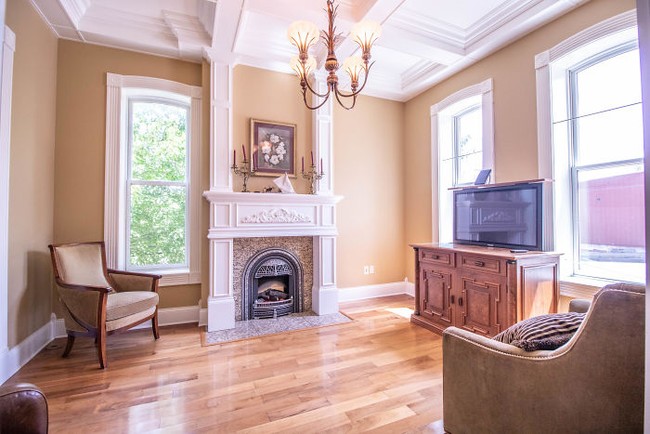 Walaupun memiliki penjara bawah tanah, namun bagian dalam rumah yang bisa kamu jadikan tempat tinggal sangatlah nyaman. Ada dua ruangan kamar tidur, kamar mandi, dapur, ruang tamu, dan beberapa ruangan lainnya di lantai atas yang dapat kamu gunakan. Foto: dok. House of Brokers