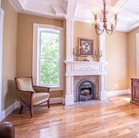 Walaupun memiliki penjara bawah tanah, namun bagian dalam rumah yang bisa kamu jadikan tempat tinggal sangatlah nyaman. Ada dua ruangan kamar tidur, kamar mandi, dapur, ruang tamu, dan beberapa ruangan lainnya di lantai atas yang dapat kamu gunakan. Foto: dok. House of Brokers