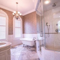 Ini adalah tampilan kamar mandi yang berada di dalam rumah. Dilengkapi dengan bathub, shower, dan juga wastafel bikin sensasi mandimu menjadi semakin nyaman. Foto: dok. House of Brokers