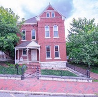 Rumah mewah yang dijual seharga Rp 5 milyar ini memiliki fasilitas unik sekaligus aneh yang mungkin tidak akan kamu temukan di kebanyakan rumah-rumah mewah lainnya. Rumah ini memiliki 9 sel penjara di dalamnya. Unik atau aneh menurutmu? Foto: dok. House of Brokers