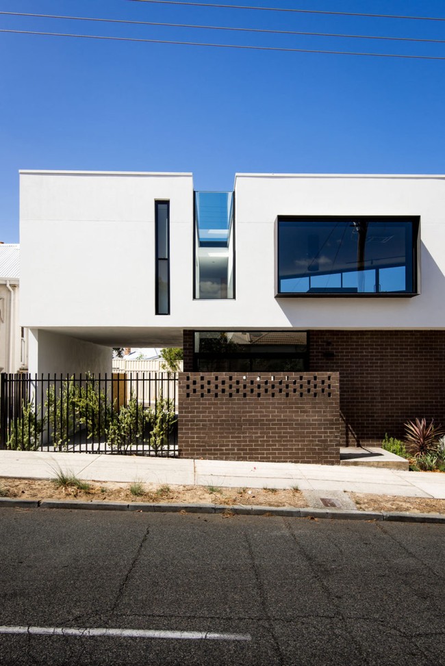 Simone, arsitek asal Perth, Australia, merancang rumahnya sendiri dengan memanfaatkan lahan yang ada. Rumah dibuat menyesuaikan bentuk lahan yakni segitiga yang meruncing ke samping. Hasilnya adalah rumah dengan bentuk geometris. Foto: Dok. Robeson Architect