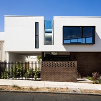 Simone, arsitek asal Perth, Australia, merancang rumahnya sendiri dengan memanfaatkan lahan yang ada. Rumah dibuat menyesuaikan bentuk lahan yakni segitiga yang meruncing ke samping. Hasilnya adalah rumah dengan bentuk geometris. Foto: Dok. Robeson Architect