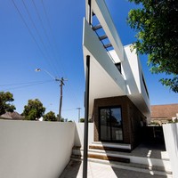 Bentuk lahan yang meruncing tentu membuat proses desain dan pembangunan rumah jadi lebih rumit. Namun Simone Robeson berhasil mendirikan rumah bentuk segitiga yang tak hanya unik tapi juga nyaman. Foto: Dok. Robeson Architect