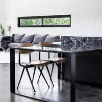 Rumah dibagi menjadi dua area. Lantai bawah difungsikan sebagai kantor Simone dan istrinya. Sementara lantai atas untk tempat tinggal. Foto: Dok. Robeson Architect