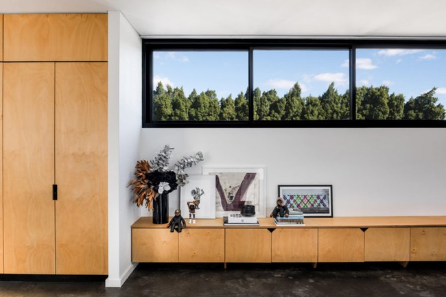 Jendela kaca besar memungkinkan cahaya matahari masuk dan memberi penerangan alami di siang hari. Foto: Dok. Robeson Architect