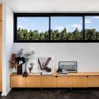 Jendela kaca besar memungkinkan cahaya matahari masuk dan memberi penerangan alami di siang hari. Foto: Dok. Robeson Architect