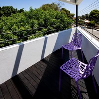 Sudut yang meruncing dijadikan teras yang bisa digunakan untuk para anggota keluarga bersantai sambil menikmati udara luar. Foto: Dok. Robeson Architect