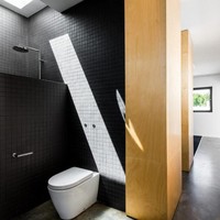 Total, rumah ini memiliki luas bangunan 170 meter per segi yang berdiri di atas lahan 180 meter per segi bentuk segitiga. Foto: Dok. Robeson Architect