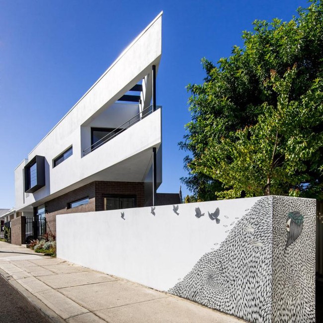 Simone berkolaborasi dengan seniman mural untuk memberi sentuhan seni pada rumahnya. Seniman mural menuangkan karyanya di tembok bagian samping sehingga membuat dinding rumah ini jadi spot Instagramable. Foto: Dok. Robeson Architect