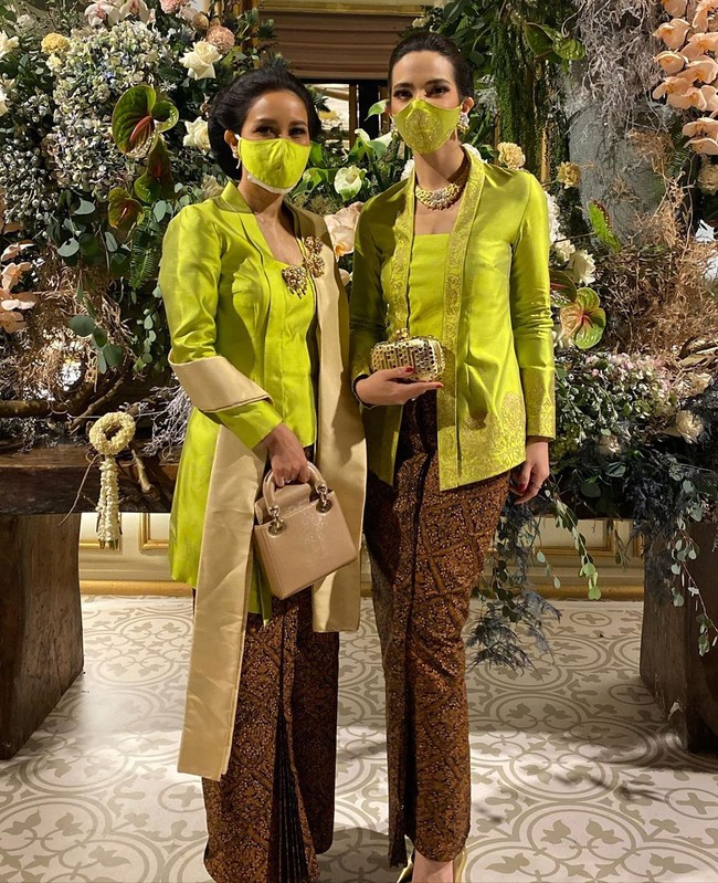 1. Nia Ramadhani bersolek dengan kebaya kutubaru bernuansa hijau lime saat muncul di pernikahan Arya Bakrie dan Vannya Istarinda baru-baru ini. Masker berwarna senada tak sekadar untuk melindungi, tapi juga menjadi fashion statement tersendiri. (Foto: Instagram)