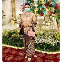 3. Inilah penampilan Bella Saphira saat menghadiri sebuah acara pernikahan. Kebaya pink bergaya baju kurung dengan padanan tas Chanel klasik menjadi andalanya. Tidak ketinggalan masker medis dan face shield. (Foto: Instagram)