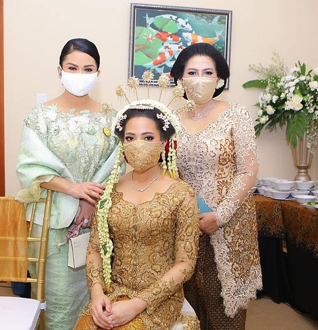 Krisdayanti tampil ayu dengan kebaya berwarna hijau mint. Untuk menemani gayanya, istri Raul Lemos itu memakai masker putih yang dipermanis dengan detail bordir. (Foto: Instagram)