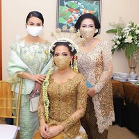 Krisdayanti tampil ayu dengan kebaya berwarna hijau mint. Untuk menemani gayanya, istri Raul Lemos itu memakai masker putih yang dipermanis dengan detail bordir. (Foto: Instagram)