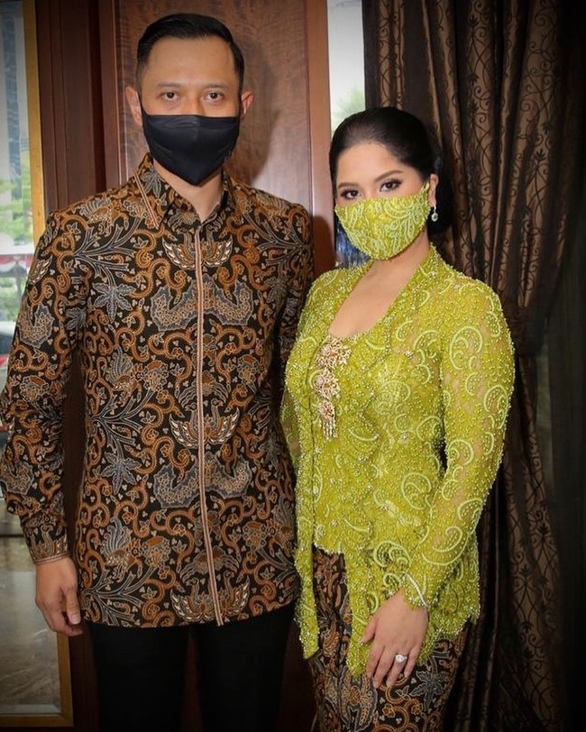 Annisa Pohan ayu berbalut kebaya hijau dengan masker bordir senada. Suaminya, Agus Harimuriti Yudhoyono tampak gagah dengan kemeja batik berikut masker hitam. (Foto: Instagram)
