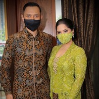 Annisa Pohan ayu berbalut kebaya hijau dengan masker bordir senada. Suaminya, Agus Harimuriti Yudhoyono tampak gagah dengan kemeja batik berikut masker hitam. (Foto: Instagram)