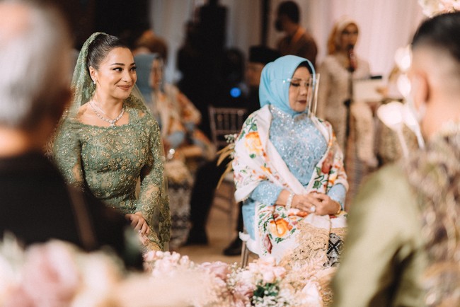 Berbalut kebaya nuansa Minang karya Didiet Maulana, Nikita Willy memilih untuk merasakan momen indah sebagai pengantin dengan membiarkan wajah cantiknya terlihat tanpa masker. Namun, ia memastikan orang di sekitarnya tetap aman dengan mewajibkan mereka memakai masker dan face-shield. (Foto: Dok. Morden.co)