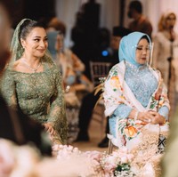 Berbalut kebaya nuansa Minang karya Didiet Maulana, Nikita Willy memilih untuk merasakan momen indah sebagai pengantin dengan membiarkan wajah cantiknya terlihat tanpa masker. Namun, ia memastikan orang di sekitarnya tetap aman dengan mewajibkan mereka memakai masker dan face-shield. (Foto: Dok. Morden.co)