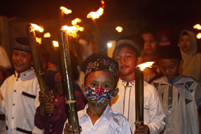 Pawai obor digelar sejumlah warga dibeberapa tempat dalam rangka menyembut Tahun Baru Islam, 1 Muharram 1442 Hijriah.