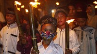 Pawai obor juga digelar warga di Bendasari, Karawang. ANTARA FOTO/M Ibnu Chazar.