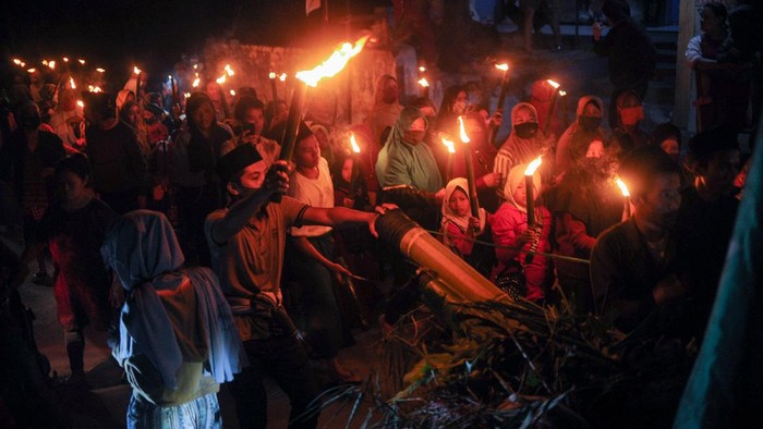 Semarak Tahun Baru Islam lewat Pawai Obor Pawai obor digelar sejumlah warga dibeberapa tempat dalam rangka menyembut Tahun Baru Islam, 1 Muharram 1442 Hijriah.
