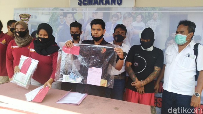Seorang pemilik karaoke di Semarang ditangkap polisi karena mempekerjakan gadis di bawah umur sebagai pemandu lagu, Rabu (19/8/2020).