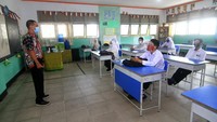 Diharapkan dengan adanya simulasi ini para guru dan siswa akan siap memulai proses belajar tatap muka di sekolah dengan protokol kesehatan yang ketat. ANTARA FOTO/Jessica Helena Wuysang  