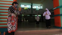 Di Pontianak, seorang guru menerima salam dari siswa saat simulasi kegiatan belajar tatap muka di SMPN 1 Pontianak, Kalimantan Barat, Jumat (7/8/2020). ANTARA FOTO/Jessica Helena Wuysang  