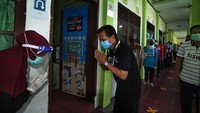 Pemda setempat berencana memberlakukan kegiatan belajar tatap muka dengan menerapkan protokol kesehatan di semua sekolah mulai 18 Agustus. ANTARA FOTO/Asep Fathulrahman  
