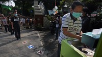 Di Serang, sejumlah guru dan pegawai Dinas Pendidikan Kota Serang mengikuti simulasi kegiatan belajar tatap muka di SD Negeri 02 Serang, Banten, Jumat (14/8/2020). ANTARA FOTO/Asep Fathulrahman  