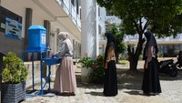 Di Aceh, Beberapa murid baru mencuci tangan di wastafel saat simulasi penerapan protokol kesehatan di SMA-1 Banda Aceh, Aceh, Sabtu (11/7/2020). ANTARA FOTO/Ampelsa  