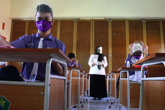SIMULASI SEKOLAH DENGAN PROTOKOL KESEHATAN Petugas Usaha Kesehatan Sekolah (UKS) yang mengenakan Alat Pelindung Diri (APD) memperagakan cara merawat pelajar yang sakit saat Simulasi Pembelajaran Sekolah Dengan Protokol Kesehatan di SMPN 8 Malang, Jawa Timur, Rabu (19/8/2020). Simulasi tersebut diadakan untuk melatih para siswa dan guru dalam penerapan protokol kesehatan di lingkungan sekolah guna mencegah penyebaran COVID-19. ANTARA FOTO/Ari Bowo Sucipto/aww.