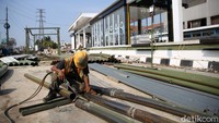 Pekerja terus mengebut pembangunan halte.