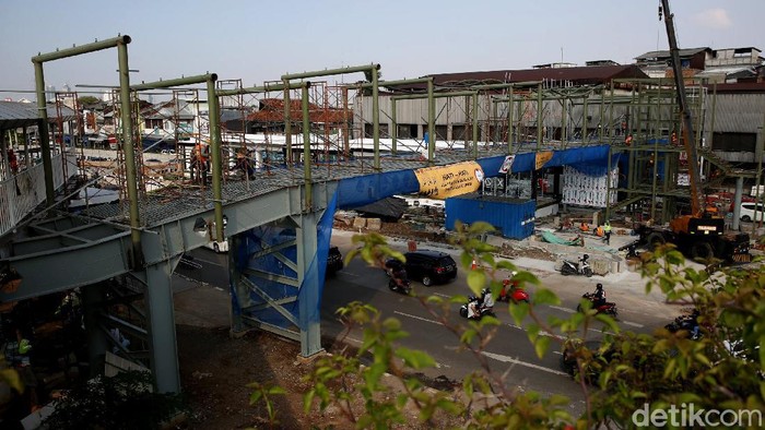 Pembangunan halte TransJakarta Pasar Senen, Jakarta, terus dikebut. Rencana, proyek ini bakal rampung pada akhir tahun 2020.
