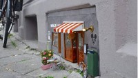 Semua karya ini dibuat saat tengah malam dan mereka tidak pernah mengungkapkan lokasi pasti miniatur ini dibuat. Para penggemar mereka selalu mencari petunjuk, menebak-nebak dan menganalisis batu-batu dan benda yang secara tak sengaja ada di sana. (AnonyMouse/Instagram)