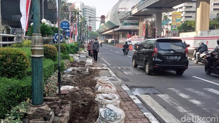 Trotoar di Jalan HR Rasuna Said Jaksel dibongkar