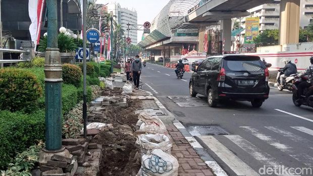 Trotoar di Jalan HR Rasuna Said Jaksel dibongkar
