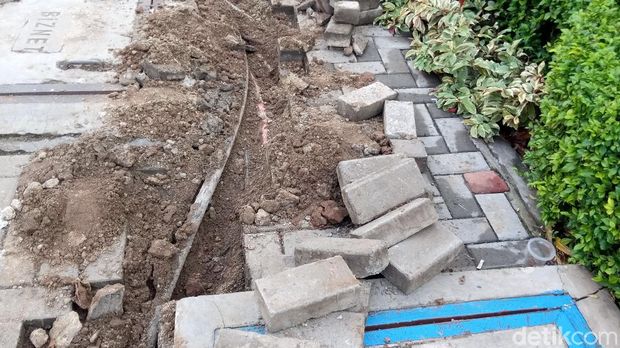 Trotoar di Jalan HR Rasuna Said Jaksel dibongkar