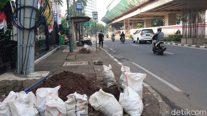 Trotoar di Jalan HR Rasuna Said Jaksel dibongkar