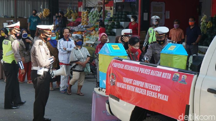 Tukarkan Maskermu Cara Humanis Polisi Blitar Tegakkan Disiplin Protokol COVID-19